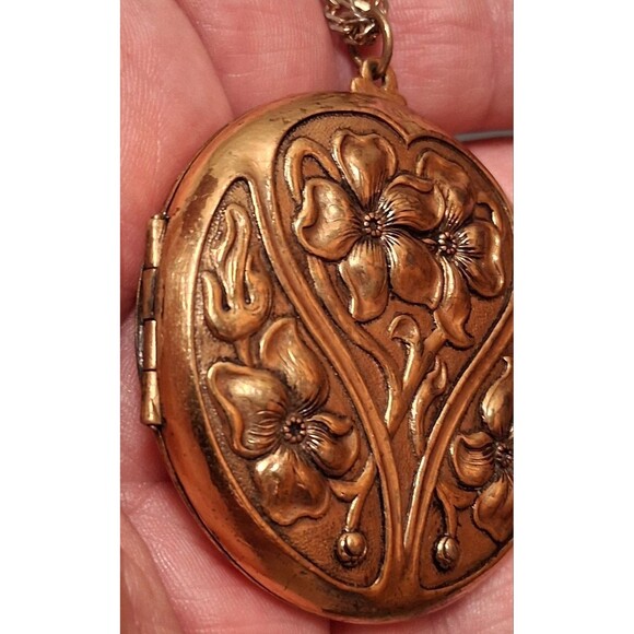 Vintage Large Floral Locket Pendant Necklace with Photos - Picture 4 of 7